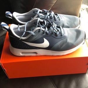 Nike Tavas size 9 1/2